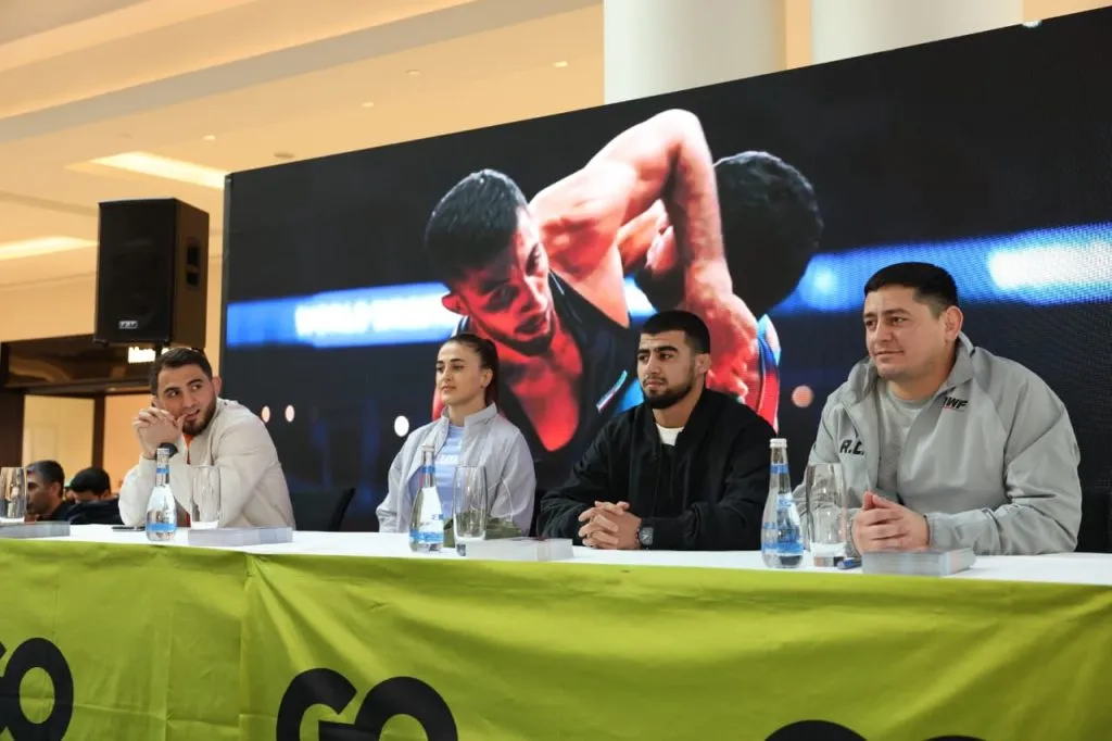 Famous Wrestlers Meet with Fans – PHOTOS