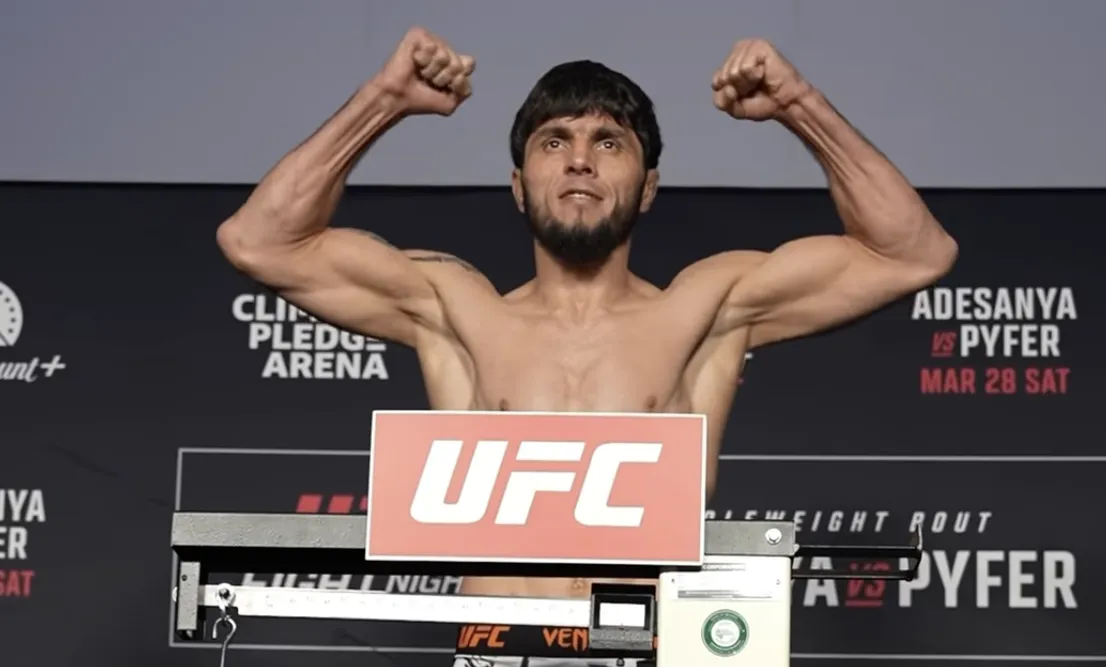 Tofiq Musayev and his opponent face off at the weigh-ins – VIDEO