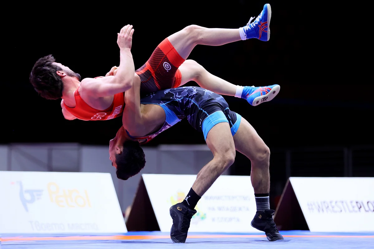 Dominant Start for Azerbaijani Wrestlers