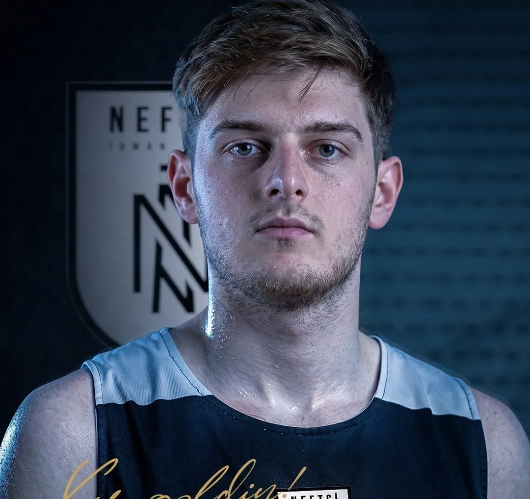 Neftchi re-signs former basketball player