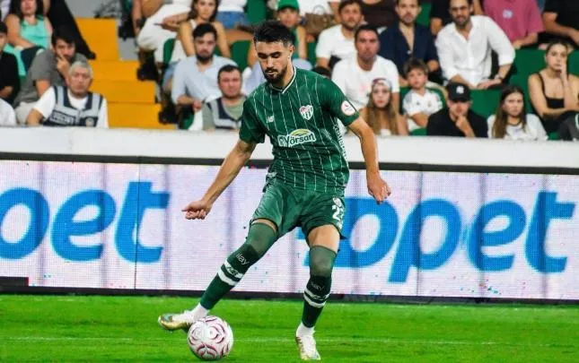 Bursaspor Maintains Leadership, Toral Substituted in First Half