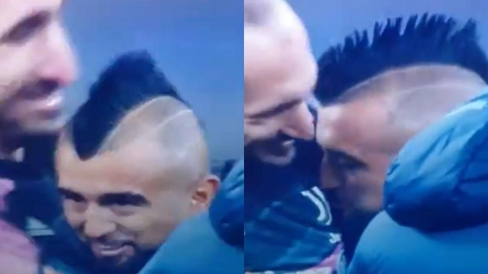 captura de arturo vidal besando el escudo de la juventus en la camiseta de chiellini antes del inter juventus de la serie a 2020 21 captura skysport