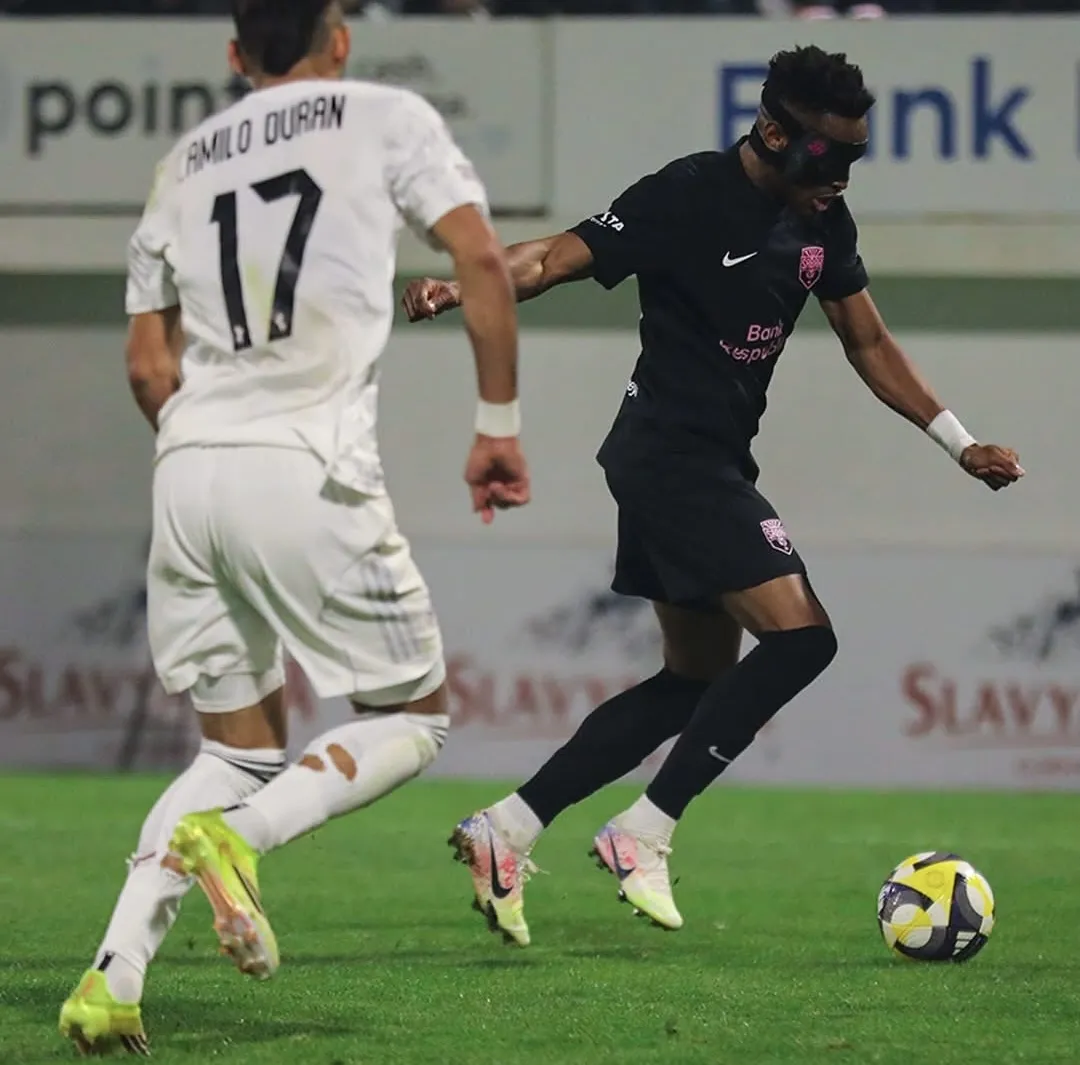 Mikels maskası ilə diqqət mərkəzində  VİDEO