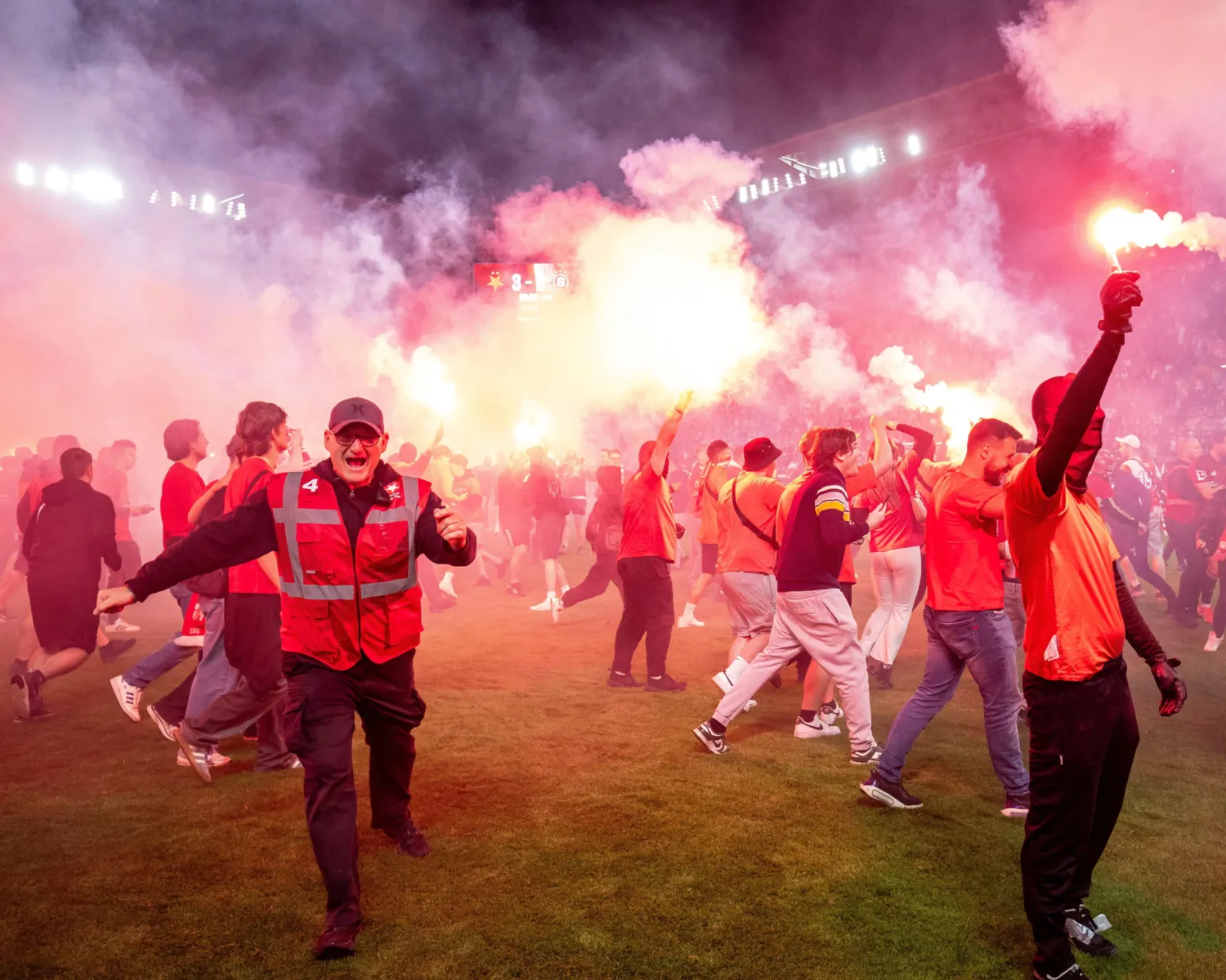 Çempionluğa saniyələr qalmış xaos Slaviya azarkeşləri meydana axışdı
