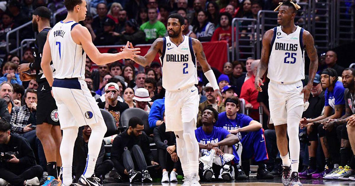 Kairi İrving Dallas oyunçuları üçün minidüşərgə təşkil edib