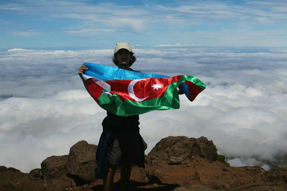 Gənc alpinistimiz bayrağımızı Atlantik okeanının ən yüksək zirvələrindən birində dalğalandırdı